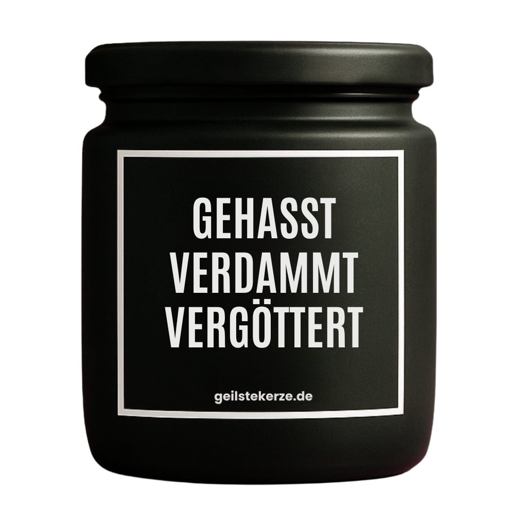 Erste von künstlicher Intelligenz kreierte Vegane Bio-Kerze mit Spruch – BO! GEHASST VERDAMMT VERGÖTTERT Mega lange Brenndauer von 80 Stunde, hochwertige ätherische Öle schaffen beste Duftverteilung. Mit 1400 lustigen Sprüchen perfekt zum Verschenken. Handgemacht in Deutschland von geilstekerze.de -Die beste Duftkerze die du kaufen kannst.