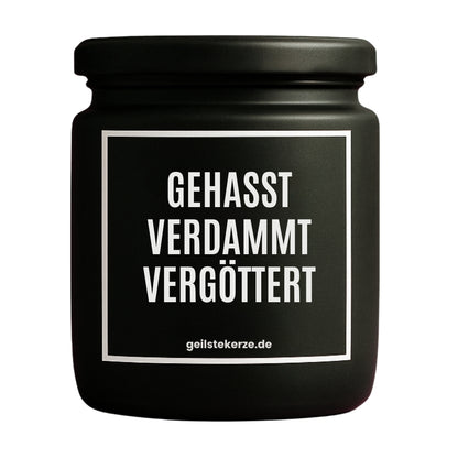 Erste von künstlicher Intelligenz kreierte Vegane Bio-Kerze mit Spruch – BO! GEHASST VERDAMMT VERGÖTTERT Mega lange Brenndauer von 80 Stunde, hochwertige ätherische Öle schaffen beste Duftverteilung. Mit 1400 lustigen Sprüchen perfekt zum Verschenken. Handgemacht in Deutschland von geilstekerze.de -Die beste Duftkerze die du kaufen kannst.
