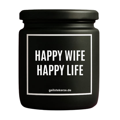 Erste von künstlicher Intelligenz kreierte Vegane Bio-Kerze mit Spruch – HAPPY WIFE HAPPY LIFE Mega lange Brenndauer von 80 Stunde, hochwertige ätherische Öle schaffen beste Duftverteilung. Mit 1400 lustigen Sprüchen perfekt zum Verschenken. Handgemacht in Deutschland von geilstekerze.de -Die beste Duftkerze die du kaufen kannst.