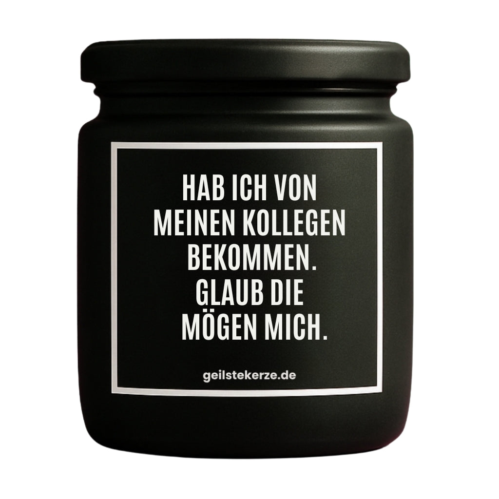Erste von künstlicher Intelligenz kreierte Vegane Bio-Kerze mit Spruch – HAB ICH VON MEINEN KOLLEGEN BEKOMMEN. GLAUB DIE MÖGEN MICH. Mega lange Brenndauer von 80 Stunde, hochwertige ätherische Öle schaffen beste Duftverteilung. Mit 1400 lustigen Sprüchen perfekt zum Verschenken. Handgemacht in Deutschland von geilstekerze.de -Die beste Duftkerze die du kaufen kannst.