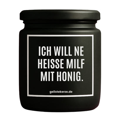 Erste von künstlicher Intelligenz kreierte Vegane Bio-Kerze mit Spruch – ICH WILL NE HEISSE MILF MIT HONIG. Mega lange Brenndauer von 80 Stunde, hochwertige ätherische Öle schaffen beste Duftverteilung. Mit 1400 lustigen Sprüchen perfekt zum Verschenken. Handgemacht in Deutschland von geilstekerze.de -Die beste Duftkerze die du kaufen kannst.