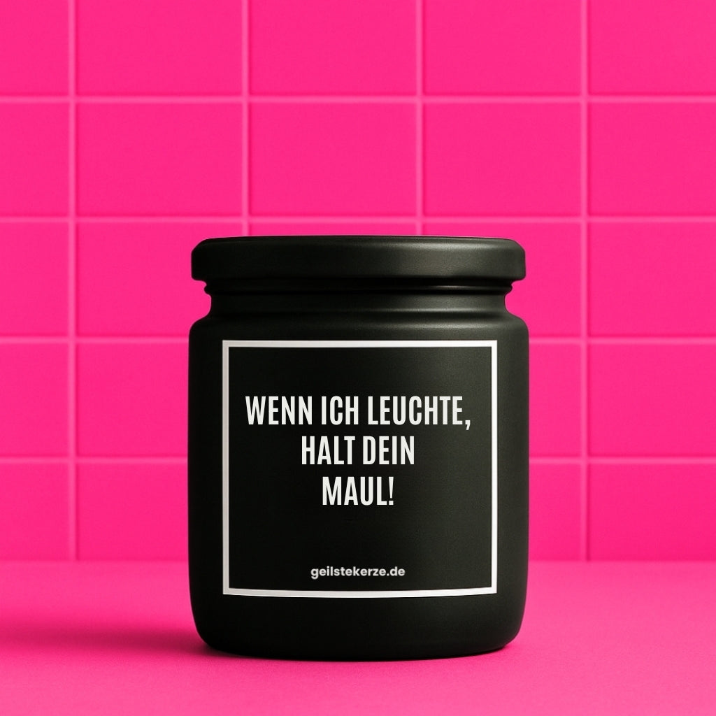 Erste von künstlicher Intelligenz kreierte Vegane Bio-Kerze mit Spruch – WENN ICH LEUCHTE, HALT DEIN MAUL! Mega lange Brenndauer von 80 Stunde, hochwertige ätherische Öle schaffen beste Duftverteilung. Mit 1400 lustigen Sprüchen perfekt zum Verschenken. Handgemacht in Deutschland von geilstekerze.de -Die beste Duftkerze die du kaufen kannst.