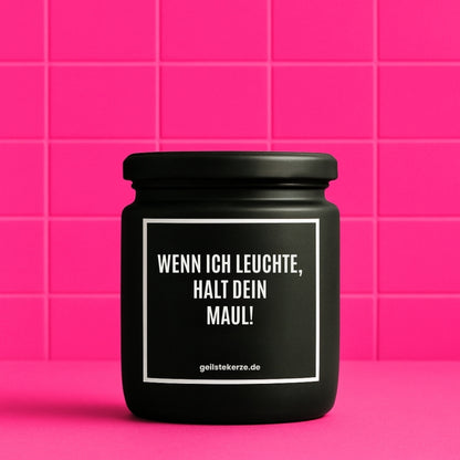 Erste von künstlicher Intelligenz kreierte Vegane Bio-Kerze mit Spruch – WENN ICH LEUCHTE, HALT DEIN MAUL! Mega lange Brenndauer von 80 Stunde, hochwertige ätherische Öle schaffen beste Duftverteilung. Mit 1400 lustigen Sprüchen perfekt zum Verschenken. Handgemacht in Deutschland von geilstekerze.de -Die beste Duftkerze die du kaufen kannst.