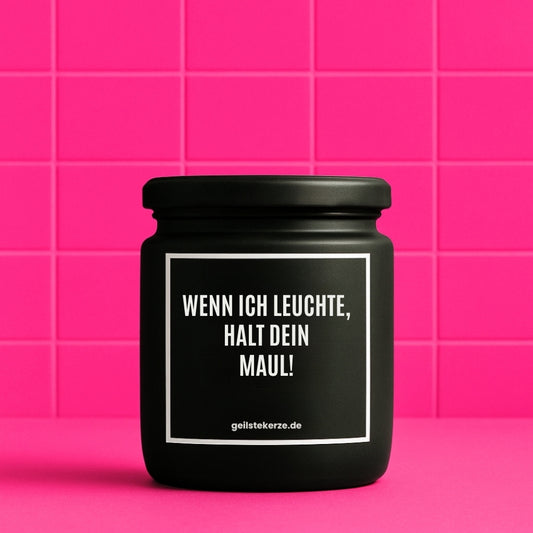 Erste von künstlicher Intelligenz kreierte Vegane Bio-Kerze mit Spruch – WENN ICH LEUCHTE, HALT DEIN MAUL! Mega lange Brenndauer von 80 Stunde, hochwertige ätherische Öle schaffen beste Duftverteilung. Mit 1400 lustigen Sprüchen perfekt zum Verschenken. Handgemacht in Deutschland von geilstekerze.de -Die beste Duftkerze die du kaufen kannst.