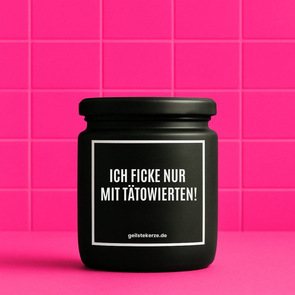 Duftkerze mit Spruch von geilstekerze ist der neue Geschenketrend. Diese witzige Kerze Vegane Bio-Kerze mit Spruch – ICH FICKE NUR MIT TÄTOWIERTEN! brennt mega lange sagenhafte 80 Stunde, hochwertige ätherische Öle schaffen beste Duftverteilung. Mit 1400 lustigen Sprüchen perfekt zum Verschenken. Handgemacht in Deutschland von geilstekerze.de -Die beste Duftkerze die du kaufen kannst.