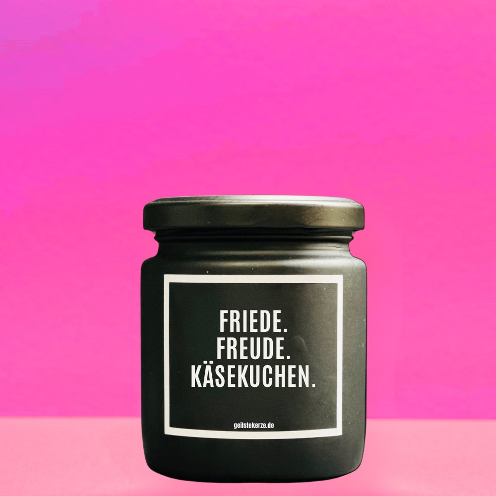 Friede-Freude-Käsekuchen-Spruch-auf-Duftkerze