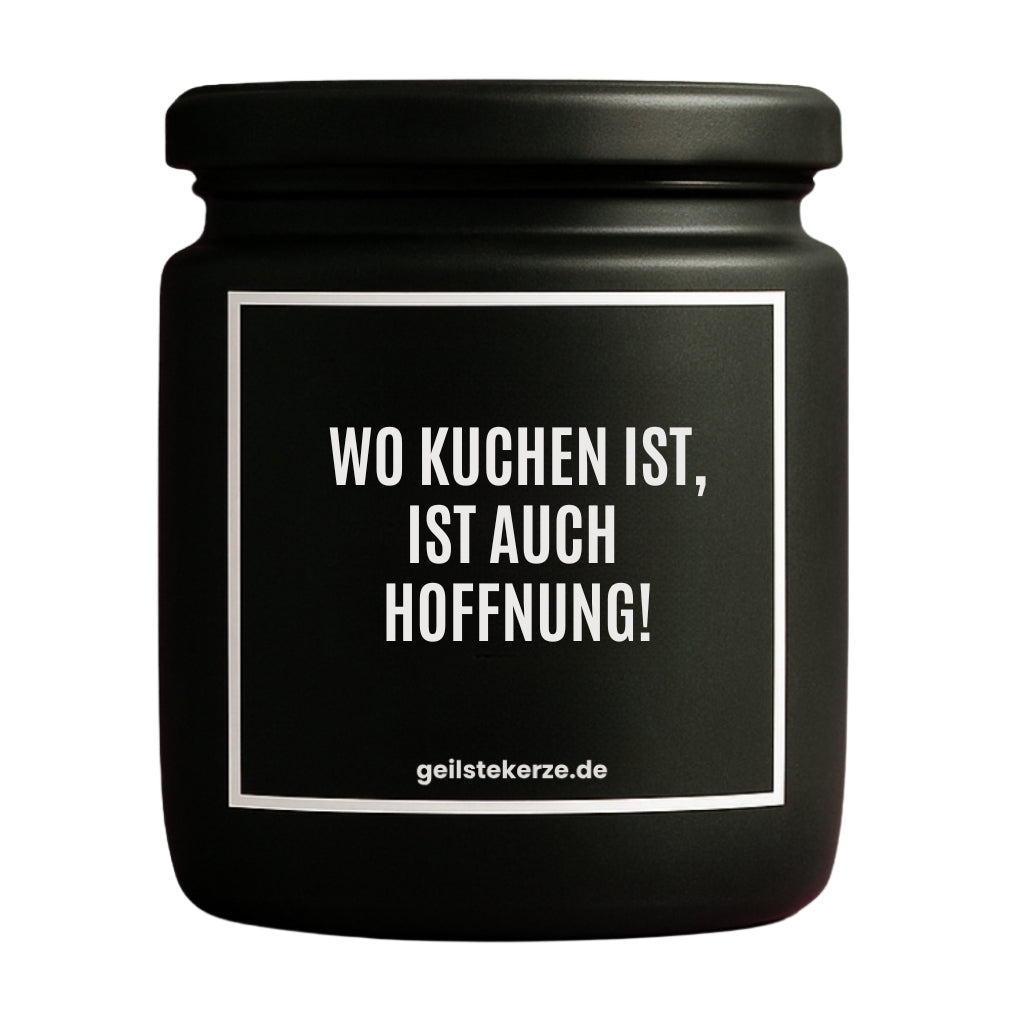 Duftkerze mit Spruch von geilstekerze ist der neue Geschenketrend. Diese witzige Kerze Vegane Bio-Kerze mit Spruch – WO KUCHEN IST, IST AUCH HOFFNUNG! brennt mega lange sagenhafte 80 Stunde, hochwertige ätherische Öle schaffen beste Duftverteilung. Mit 1400 lustigen Sprüchen perfekt zum Verschenken. Handgemacht in Deutschland von geilstekerze.de -Die beste Duftkerze die du kaufen kannst.