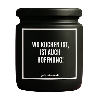 Duftkerze mit Spruch von geilstekerze ist der neue Geschenketrend. Diese witzige Kerze Vegane Bio-Kerze mit Spruch – WO KUCHEN IST, IST AUCH HOFFNUNG! brennt mega lange sagenhafte 80 Stunde, hochwertige ätherische Öle schaffen beste Duftverteilung. Mit 1400 lustigen Sprüchen perfekt zum Verschenken. Handgemacht in Deutschland von geilstekerze.de -Die beste Duftkerze die du kaufen kannst.