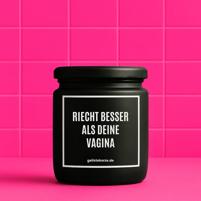 Duftkerze mit Spruch von geilstekerze ist der neue Geschenketrend. Diese witzige Kerze Vegane Bio-Kerze mit Spruch – RIECHT BESSER ALS DEINE VAGINA brennt mega lange sagenhafte 80 Stunde, hochwertige ätherische Öle schaffen beste Duftverteilung. Mit 1400 lustigen Sprüchen perfekt zum Verschenken. Handgemacht in Deutschland von geilstekerze.de -Die beste Duftkerze die du kaufen kannst.