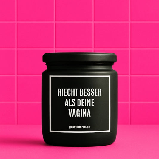 Duftkerze mit Spruch von geilstekerze ist der neue Geschenketrend. Diese witzige Kerze Vegane Bio-Kerze mit Spruch – RIECHT BESSER ALS DEINE VAGINA brennt mega lange sagenhafte 80 Stunde, hochwertige ätherische Öle schaffen beste Duftverteilung. Mit 1400 lustigen Sprüchen perfekt zum Verschenken. Handgemacht in Deutschland von geilstekerze.de -Die beste Duftkerze die du kaufen kannst.