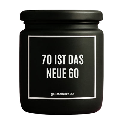 Duftkerze mit Spruch von geilstekerze ist der neue Geschenketrend. Diese witzige Kerze Vegane Bio-Kerze mit Spruch – 70 IST DAS NEUE 60 brennt mega lange sagenhafte 80 Stunde, hochwertige ätherische Öle schaffen beste Duftverteilung. Mit 1400 lustigen Sprüchen perfekt zum Verschenken. Handgemacht in Deutschland von geilstekerze.de -Die beste Duftkerze die du kaufen kannst.