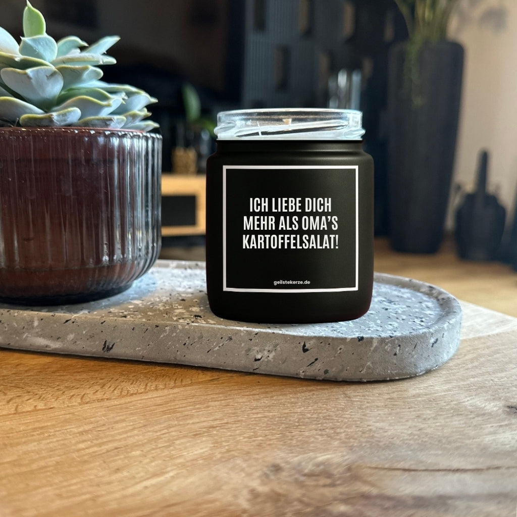 Erste von künstlicher Intelligenz kreierte Vegane Bio-Kerze mit Spruch – ICH LIEBE DICH MEHR ALS OMA‘S KARTOFFELSALAT! Mega lange Brenndauer von 80 Stunde, hochwertige ätherische Öle schaffen beste Duftverteilung. Mit 1400 lustigen Sprüchen perfekt zum Verschenken. Handgemacht in Deutschland von geilstekerze.de -Die beste Duftkerze die du kaufen kannst.
