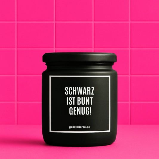 Duftkerze mit Spruch von geilstekerze ist der neue Geschenketrend. Diese witzige Kerze Vegane Bio-Kerze mit Spruch – SCHWARZ IST BUNT GENUG! brennt mega lange sagenhafte 80 Stunde, hochwertige ätherische Öle schaffen beste Duftverteilung. Mit 1400 lustigen Sprüchen perfekt zum Verschenken. Handgemacht in Deutschland von geilstekerze.de -Die beste Duftkerze die du kaufen kannst.