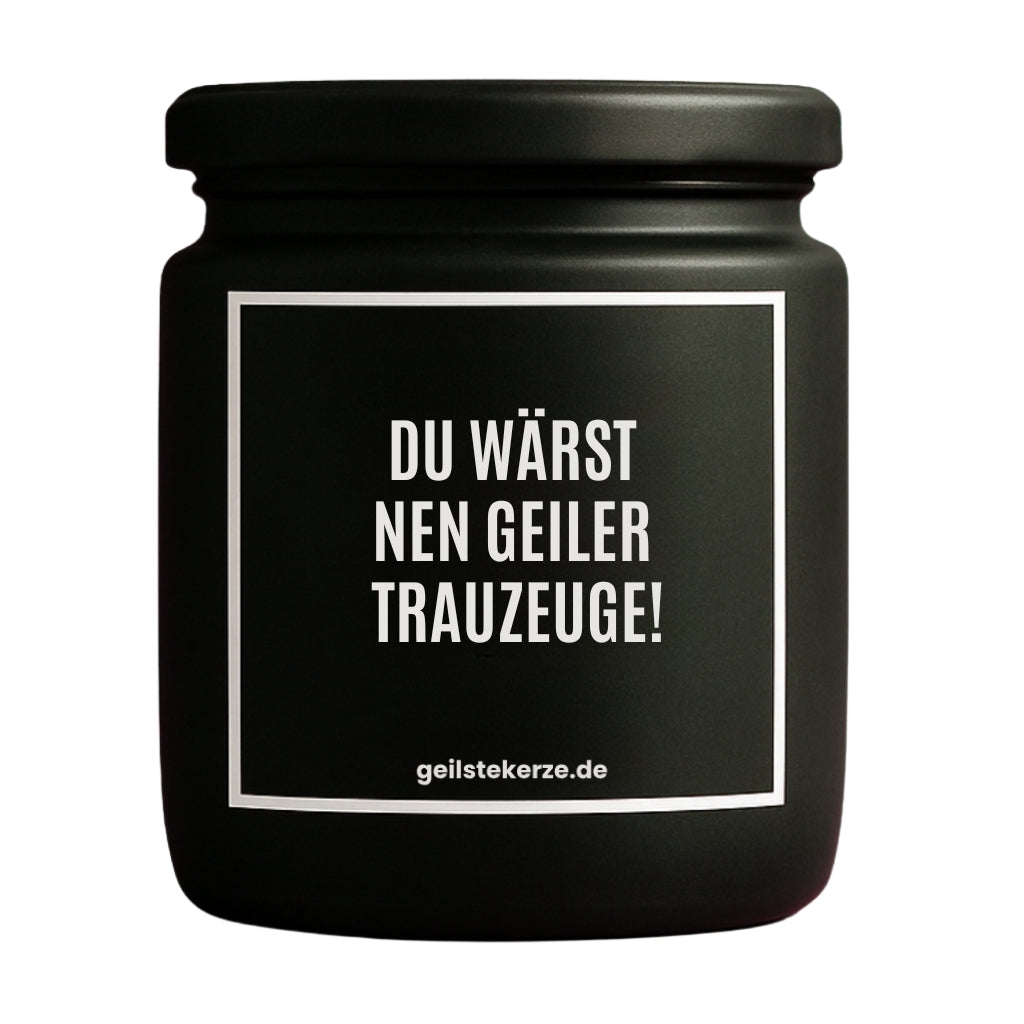 Duftkerze mit Spruch von geilstekerze ist der neue Geschenketrend. Diese witzige Kerze Vegane Bio-Kerze mit Spruch – DU WÄRST NEN GEILER TRAUZEUGE! brennt mega lange sagenhafte 80 Stunde, hochwertige ätherische Öle schaffen beste Duftverteilung. Mit 1400 lustigen Sprüchen perfekt zum Verschenken. Handgemacht in Deutschland von geilstekerze.de -Die beste Duftkerze die du kaufen kannst.