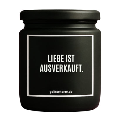 Erste von künstlicher Intelligenz kreierte Vegane Bio-Kerze mit Spruch – LIEBE IST AUSVERKAUFT. Mega lange Brenndauer von 80 Stunde, hochwertige ätherische Öle schaffen beste Duftverteilung. Mit 1400 lustigen Sprüchen perfekt zum Verschenken. Handgemacht in Deutschland von geilstekerze.de -Die beste Duftkerze die du kaufen kannst.