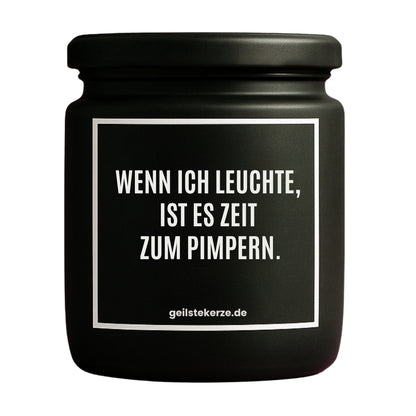 Duftkerze mit Spruch von geilstekerze ist der neue Geschenketrend. Diese witzige Kerze Vegane Bio-Kerze mit Spruch – WENN ICH LEUCHTE, IST ES ZEIT ZUM PIMPERN. brennt mega lange sagenhafte 80 Stunde, hochwertige ätherische Öle schaffen beste Duftverteilung. Mit 1400 lustigen Sprüchen perfekt zum Verschenken. Handgemacht in Deutschland von geilstekerze.de -Die beste Duftkerze die du kaufen kannst.