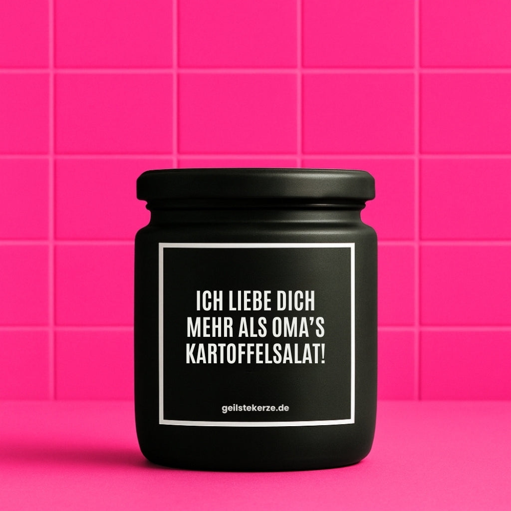 Erste von künstlicher Intelligenz kreierte Vegane Bio-Kerze mit Spruch – ICH LIEBE DICH MEHR ALS OMA‘S KARTOFFELSALAT! Mega lange Brenndauer von 80 Stunde, hochwertige ätherische Öle schaffen beste Duftverteilung. Mit 1400 lustigen Sprüchen perfekt zum Verschenken. Handgemacht in Deutschland von geilstekerze.de -Die beste Duftkerze die du kaufen kannst.