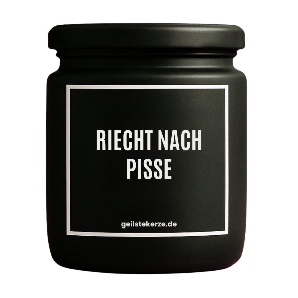 Duftkerze mit Spruch von geilstekerze ist der neue Geschenketrend. Diese witzige Kerze Vegane Bio-Kerze mit Spruch – RIECHT NACH PISSE brennt mega lange sagenhafte 80 Stunde, hochwertige ätherische Öle schaffen beste Duftverteilung. Mit 1400 lustigen Sprüchen perfekt zum Verschenken. Handgemacht in Deutschland von geilstekerze.de -Die beste Duftkerze die du kaufen kannst.