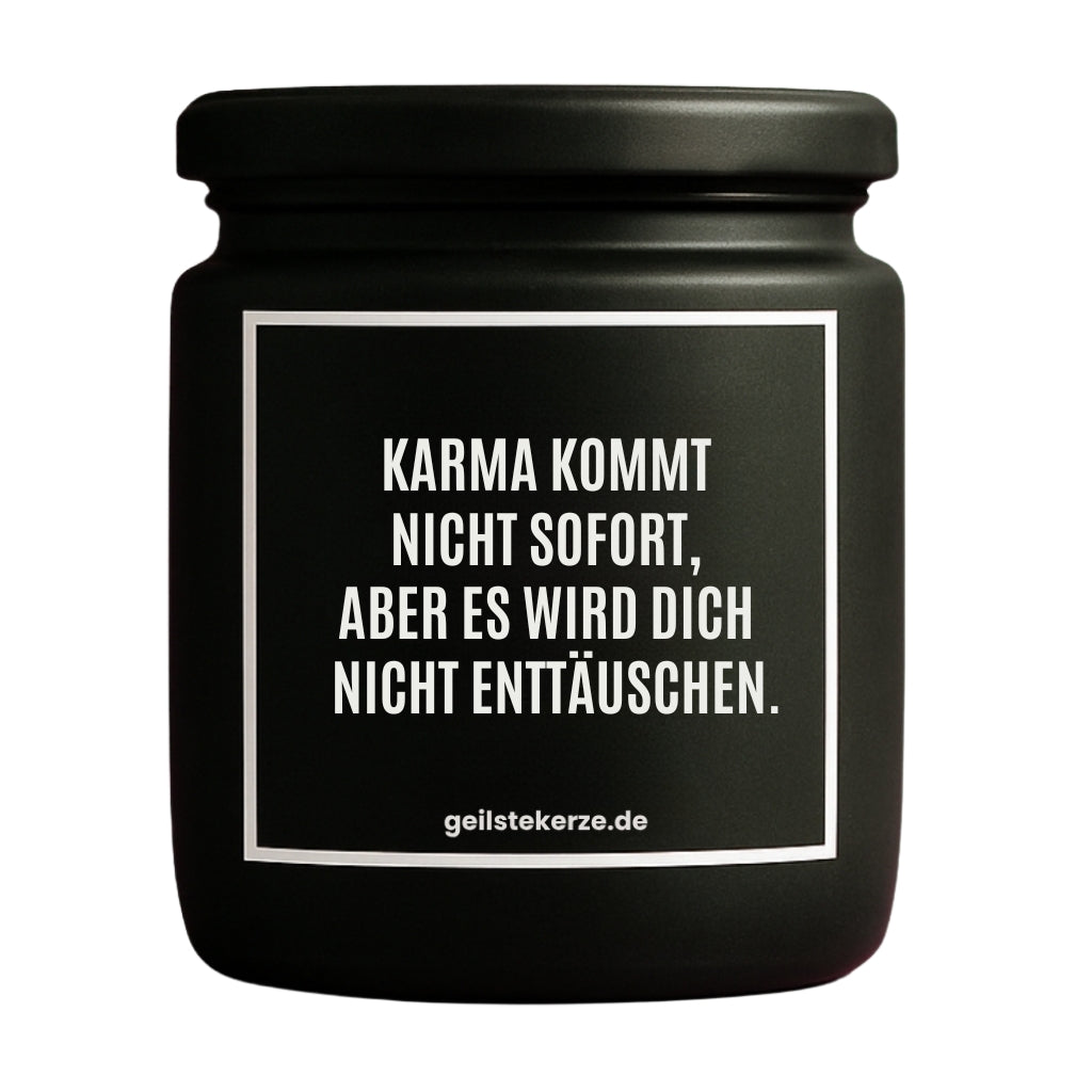 Erste von künstlicher Intelligenz kreierte Vegane Bio-Kerze mit Spruch – KARMA KOMMT NICHT SOFORT, ABER ES WIRD DICH NICHT ENTTÄUSCHEN. Mega lange Brenndauer von 80 Stunde, hochwertige ätherische Öle schaffen beste Duftverteilung. Mit 1400 lustigen Sprüchen perfekt zum Verschenken. Handgemacht in Deutschland von geilstekerze.de -Die beste Duftkerze die du kaufen kannst.