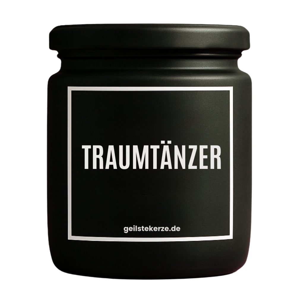 Duftkerze mit Spruch von geilstekerze ist der neue Geschenketrend. Diese witzige Kerze Vegane Bio-Kerze mit Spruch – TRAUMTÄNZER brennt mega lange sagenhafte 80 Stunde, hochwertige ätherische Öle schaffen beste Duftverteilung. Mit 1400 lustigen Sprüchen perfekt zum Verschenken. Handgemacht in Deutschland von geilstekerze.de -Die beste Duftkerze die du kaufen kannst.