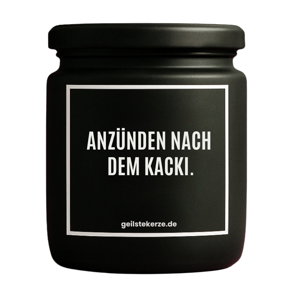 Duftkerze mit Spruch von geilstekerze ist der neue Geschenketrend. Diese witzige Kerze Vegane Bio-Kerze mit Spruch – ANZÜNDEN NACH DEM KACKI. brennt mega lange sagenhafte 80 Stunde, hochwertige ätherische Öle schaffen beste Duftverteilung. Mit 1400 lustigen Sprüchen perfekt zum Verschenken. Handgemacht in Deutschland von geilstekerze.de -Die beste Duftkerze die du kaufen kannst.