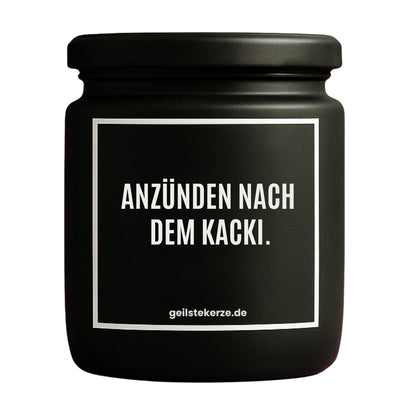 Duftkerze mit Spruch von geilstekerze ist der neue Geschenketrend. Diese witzige Kerze Vegane Bio-Kerze mit Spruch – ANZÜNDEN NACH DEM KACKI. brennt mega lange sagenhafte 80 Stunde, hochwertige ätherische Öle schaffen beste Duftverteilung. Mit 1400 lustigen Sprüchen perfekt zum Verschenken. Handgemacht in Deutschland von geilstekerze.de -Die beste Duftkerze die du kaufen kannst.