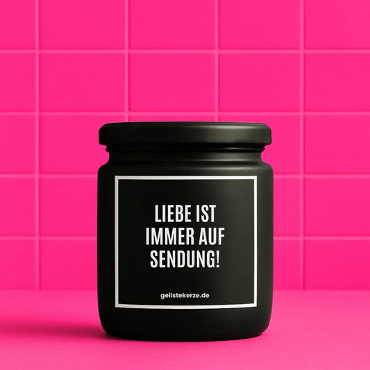 Erste von künstlicher Intelligenz kreierte Vegane Bio-Kerze mit Spruch – LIEBE IST IMMER AUF SENDUNG! Mega lange Brenndauer von 80 Stunde, hochwertige ätherische Öle schaffen beste Duftverteilung. Mit 1400 lustigen Sprüchen perfekt zum Verschenken. Handgemacht in Deutschland von geilstekerze.de -Die beste Duftkerze die du kaufen kannst.