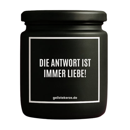 Erste von künstlicher Intelligenz kreierte Vegane Bio-Kerze mit Spruch – DIE ANTWORT IST IMMER LIEBE! Mega lange Brenndauer von 80 Stunde, hochwertige ätherische Öle schaffen beste Duftverteilung. Mit 1400 lustigen Sprüchen perfekt zum Verschenken. Handgemacht in Deutschland von geilstekerze.de -Die beste Duftkerze die du kaufen kannst.