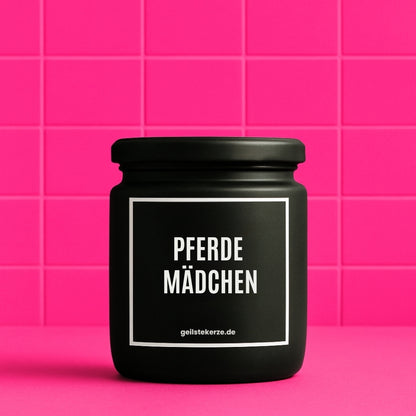 Erste von künstlicher Intelligenz kreierte Vegane Bio-Kerze mit Spruch – PFERDEMÄDCHEN Mega lange Brenndauer von 80 Stunde, hochwertige ätherische Öle schaffen beste Duftverteilung. Mit 1400 lustigen Sprüchen perfekt zum Verschenken. Handgemacht in Deutschland von geilstekerze.de -Die beste Duftkerze die du kaufen kannst.