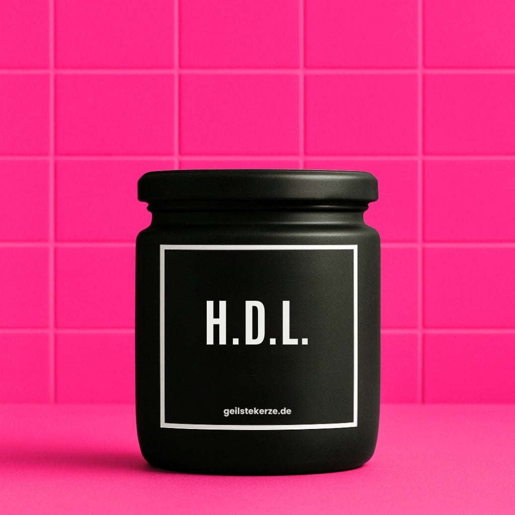 Erste von künstlicher Intelligenz kreierte Vegane Bio-Kerze mit Spruch – Duftkerze I H.D.L. „Hab dich lieb“ Mega lange Brenndauer von 80 Stunde, hochwertige ätherische Öle schaffen beste Duftverteilung. Mit 1400 lustigen Sprüchen perfekt zum Verschenken. Handgemacht in Deutschland von geilstekerze.de -Die beste Duftkerze die du kaufen kannst.