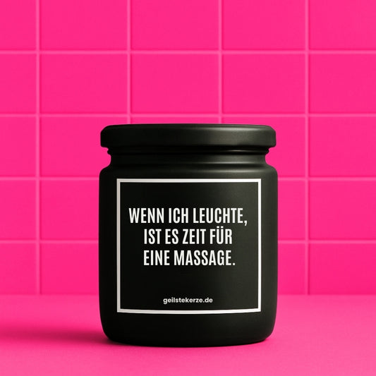Erste von künstlicher Intelligenz kreierte Vegane Bio-Kerze mit Spruch – WENN ICH LEUCHTE, IST ES ZEIT FÜR EINE MASSAGE. Mega lange Brenndauer von 80 Stunde, hochwertige ätherische Öle schaffen beste Duftverteilung. Mit 1400 lustigen Sprüchen perfekt zum Verschenken. Handgemacht in Deutschland von geilstekerze.de -Die beste Duftkerze die du kaufen kannst.