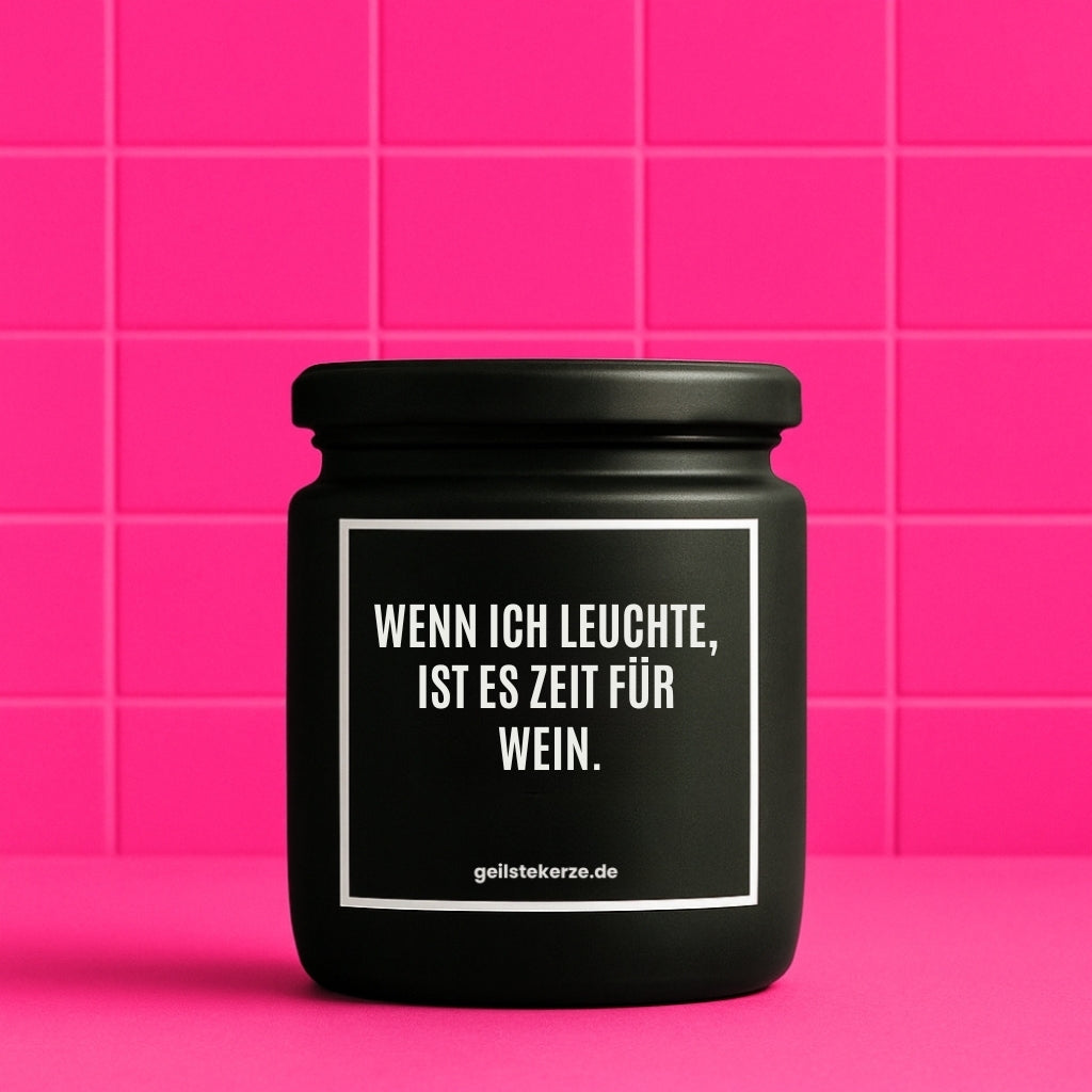 Erste von künstlicher Intelligenz kreierte Vegane Bio-Kerze mit Spruch – WENN ICH LEUCHTE IST ES ZEIT FÜR WEIN. Mega lange Brenndauer von 80 Stunde, hochwertige ätherische Öle schaffen beste Duftverteilung. Mit 1400 lustigen Sprüchen perfekt zum Verschenken. Handgemacht in Deutschland von geilstekerze.de -Die beste Duftkerze die du kaufen kannst.