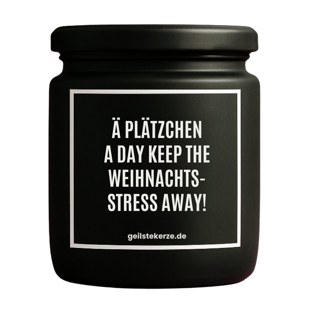 Erste von künstlicher Intelligenz kreierte Vegane Bio-Kerze mit Spruch – Ä PLÄTZCHEN A DAY KEEPS THE WEIHNACHTSSTRESS AWAY! Mega lange Brenndauer von 80 Stunde, hochwertige ätherische Öle schaffen beste Duftverteilung. Mit 1400 lustigen Sprüchen perfekt zum Verschenken. Handgemacht in Deutschland von geilstekerze.de -Die beste Duftkerze die du kaufen kannst.