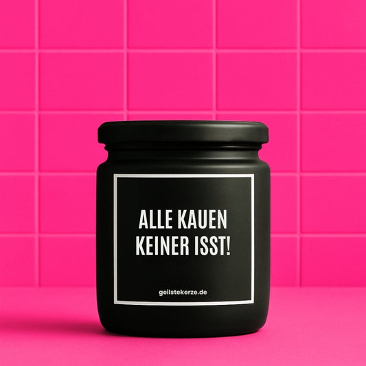 Duftkerze mit Spruch von geilstekerze ist der neue Geschenketrend. Diese witzige Kerze Vegane Bio-Kerze mit Spruch – ALLE KAUEN KEINER ISST! brennt mega lange sagenhafte 80 Stunde, hochwertige ätherische Öle schaffen beste Duftverteilung. Mit 1400 lustigen Sprüchen perfekt zum Verschenken. Handgemacht in Deutschland von geilstekerze.de -Die beste Duftkerze die du kaufen kannst.