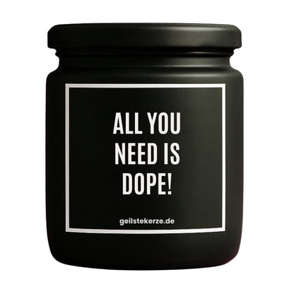 Erste von künstlicher Intelligenz kreierte Vegane Bio-Kerze mit Spruch – ALL YOU NEED IS DOPE! Mega lange Brenndauer von 80 Stunde, hochwertige ätherische Öle schaffen beste Duftverteilung. Mit 1400 lustigen Sprüchen perfekt zum Verschenken. Handgemacht in Deutschland von geilstekerze.de -Die beste Duftkerze die du kaufen kannst.
