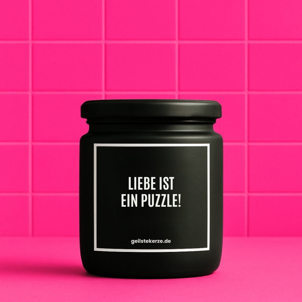 Erste von künstlicher Intelligenz kreierte Vegane Bio-Kerze mit Spruch – LIEBE IST EIN PUZZLE! Mega lange Brenndauer von 80 Stunde, hochwertige ätherische Öle schaffen beste Duftverteilung. Mit 1400 lustigen Sprüchen perfekt zum Verschenken. Handgemacht in Deutschland von geilstekerze.de -Die beste Duftkerze die du kaufen kannst.