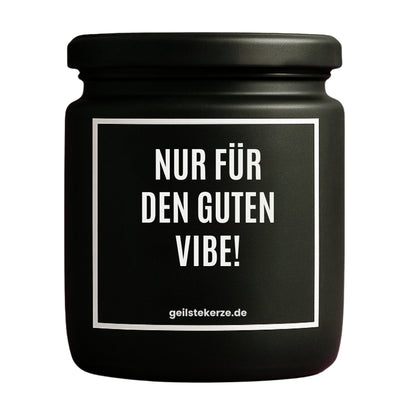 Erste von künstlicher Intelligenz kreierte Vegane Bio-Kerze mit Spruch – NUR FÜR DEN GUTEN VIBE Mega lange Brenndauer von 80 Stunde, hochwertige ätherische Öle schaffen beste Duftverteilung. Mit 1400 lustigen Sprüchen perfekt zum Verschenken. Handgemacht in Deutschland von geilstekerze.de -Die beste Duftkerze die du kaufen kannst.