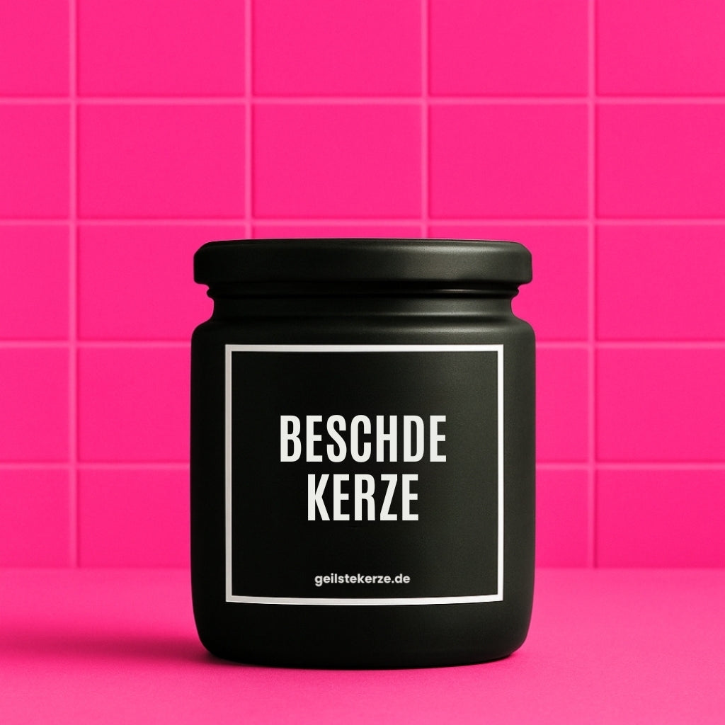 Erste von künstlicher Intelligenz kreierte Vegane Bio-Kerze mit Spruch – BESCHDE KERZE Mega lange Brenndauer von 80 Stunde, hochwertige ätherische Öle schaffen beste Duftverteilung. Mit 1400 lustigen Sprüchen perfekt zum Verschenken. Handgemacht in Deutschland von geilstekerze.de -Die beste Duftkerze die du kaufen kannst.