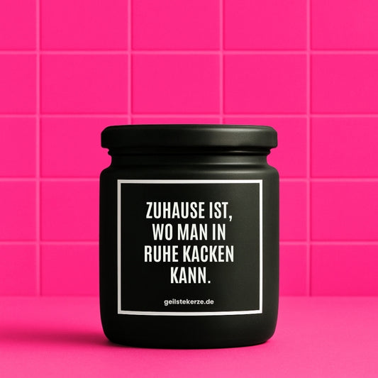 Duftkerze mit Spruch von geilstekerze ist der neue Geschenketrend. Diese witzige Kerze Vegane Bio-Kerze mit Spruch – ZUHAUSE IST, WO MAN IN RUHE KACKEN KANN. brennt mega lange sagenhafte 80 Stunde, hochwertige ätherische Öle schaffen beste Duftverteilung. Mit 1400 lustigen Sprüchen perfekt zum Verschenken. Handgemacht in Deutschland von geilstekerze.de -Die beste Duftkerze die du kaufen kannst.