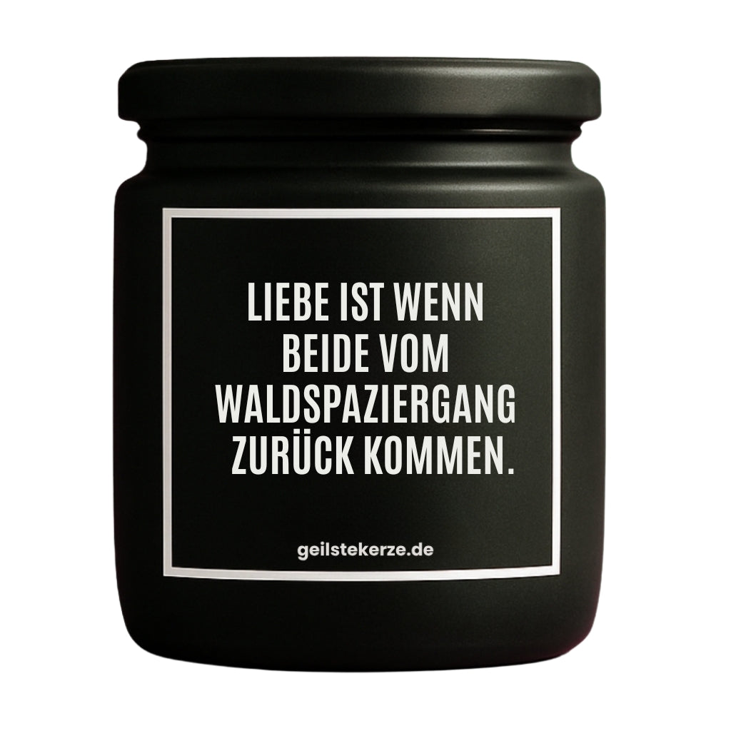 Erste von künstlicher Intelligenz kreierte Vegane Bio-Kerze mit Spruch – LIEBE IST WENN BEIDE VOM WALDSPAZIERGANG ZURÜCK KOMMEN Mega lange Brenndauer von 80 Stunde, hochwertige ätherische Öle schaffen beste Duftverteilung. Mit 1400 lustigen Sprüchen perfekt zum Verschenken. Handgemacht in Deutschland von geilstekerze.de -Die beste Duftkerze die du kaufen kannst.