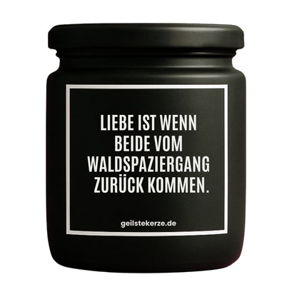 Erste von künstlicher Intelligenz kreierte Vegane Bio-Kerze mit Spruch – LIEBE IST WENN BEIDE VOM WALDSPAZIERGANG ZURÜCK KOMMEN Mega lange Brenndauer von 80 Stunde, hochwertige ätherische Öle schaffen beste Duftverteilung. Mit 1400 lustigen Sprüchen perfekt zum Verschenken. Handgemacht in Deutschland von geilstekerze.de -Die beste Duftkerze die du kaufen kannst.