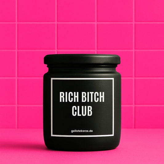 Erste von künstlicher Intelligenz kreierte Vegane Bio-Kerze mit Spruch – RICH BITCH CLUB Mega lange Brenndauer von 80 Stunde, hochwertige ätherische Öle schaffen beste Duftverteilung. Mit 1400 lustigen Sprüchen perfekt zum Verschenken. Handgemacht in Deutschland von geilstekerze.de -Die beste Duftkerze die du kaufen kannst.