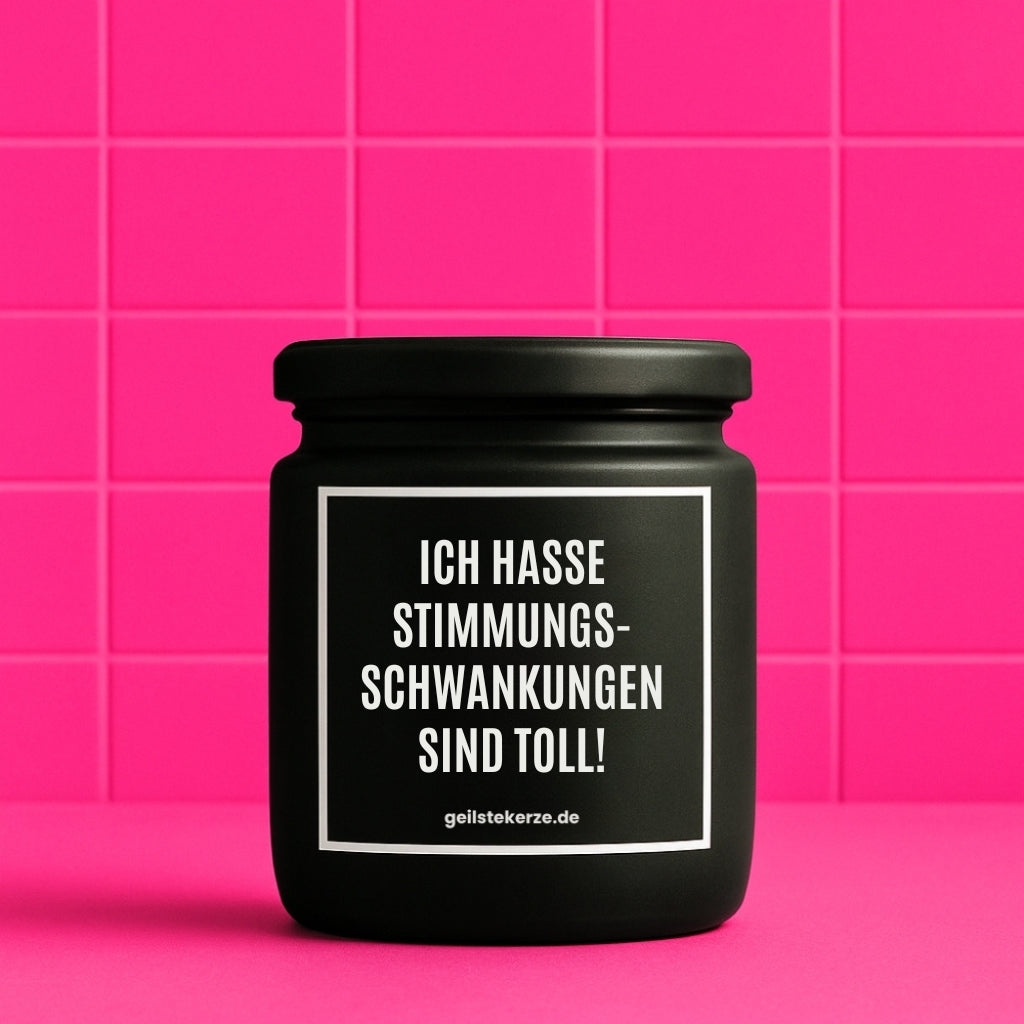 Erste von künstlicher Intelligenz kreierte Vegane Bio-Kerze mit Spruch – ICH HASSE STIMMUNGSSCHWANKUNGEN SIND TOLL Mega lange Brenndauer von 80 Stunde, hochwertige ätherische Öle schaffen beste Duftverteilung. Mit 1400 lustigen Sprüchen perfekt zum Verschenken. Handgemacht in Deutschland von geilstekerze.de -Die beste Duftkerze die du kaufen kannst.