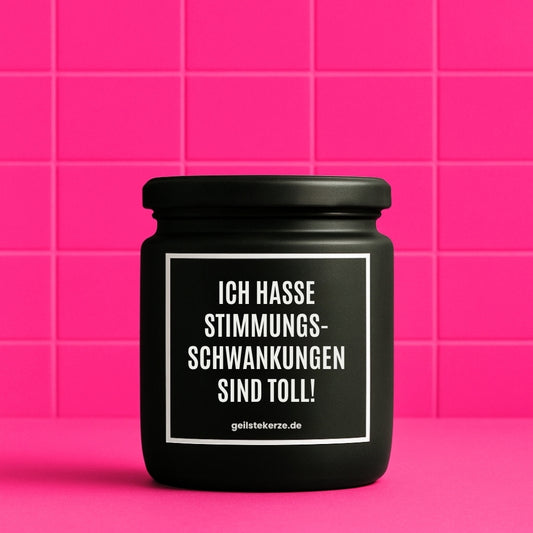 Erste von künstlicher Intelligenz kreierte Vegane Bio-Kerze mit Spruch – ICH HASSE STIMMUNGSSCHWANKUNGEN SIND TOLL Mega lange Brenndauer von 80 Stunde, hochwertige ätherische Öle schaffen beste Duftverteilung. Mit 1400 lustigen Sprüchen perfekt zum Verschenken. Handgemacht in Deutschland von geilstekerze.de -Die beste Duftkerze die du kaufen kannst.