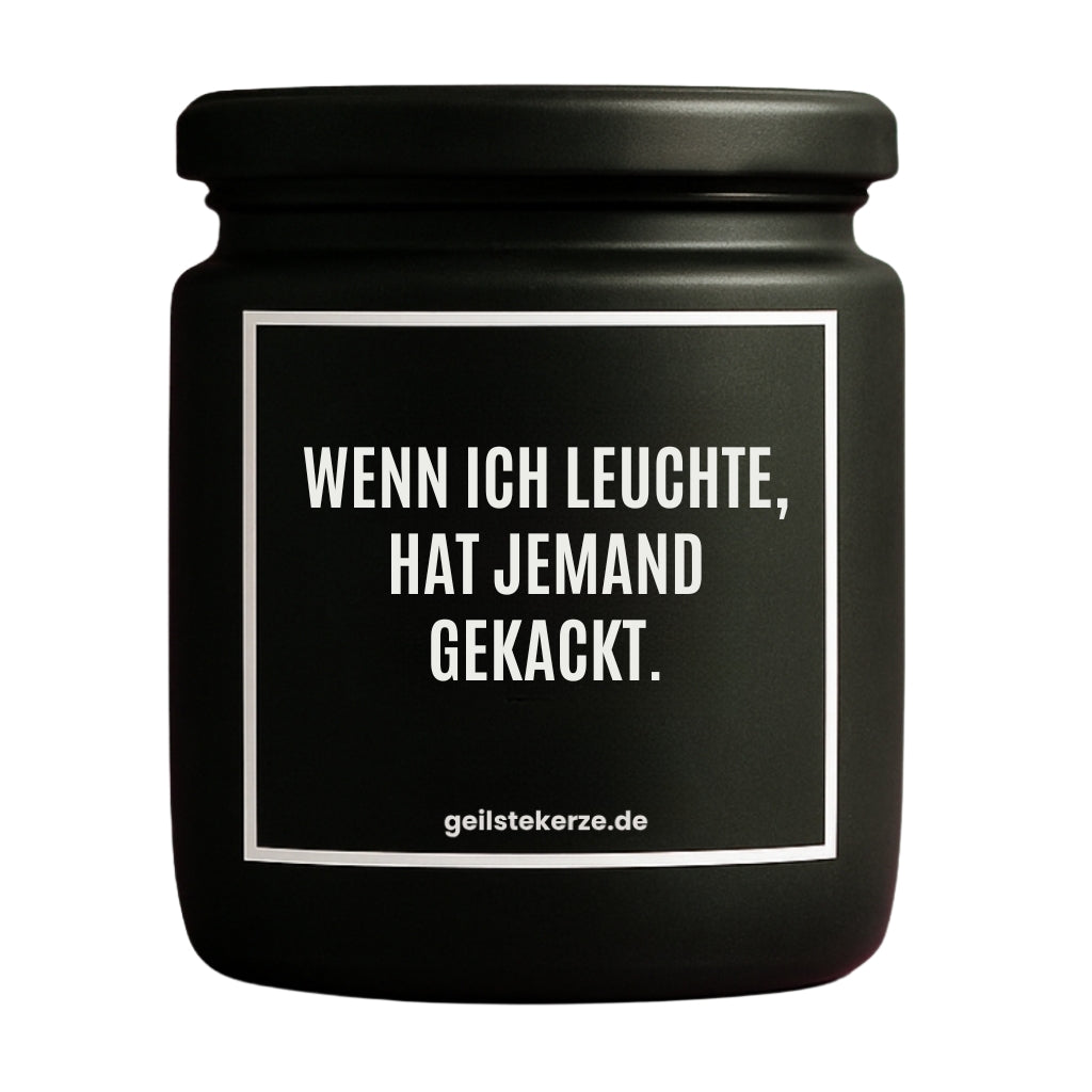 Erste von künstlicher Intelligenz kreierte Vegane Bio-Kerze mit Spruch – WENN ICH LEUCHTE, HAT JEMAND GEKACKT. Mega lange Brenndauer von 80 Stunde, hochwertige ätherische Öle schaffen beste Duftverteilung. Mit 1400 lustigen Sprüchen perfekt zum Verschenken. Handgemacht in Deutschland von geilstekerze.de -Die beste Duftkerze die du kaufen kannst.