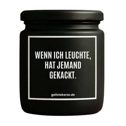 Erste von künstlicher Intelligenz kreierte Vegane Bio-Kerze mit Spruch – WENN ICH LEUCHTE, HAT JEMAND GEKACKT. Mega lange Brenndauer von 80 Stunde, hochwertige ätherische Öle schaffen beste Duftverteilung. Mit 1400 lustigen Sprüchen perfekt zum Verschenken. Handgemacht in Deutschland von geilstekerze.de -Die beste Duftkerze die du kaufen kannst.