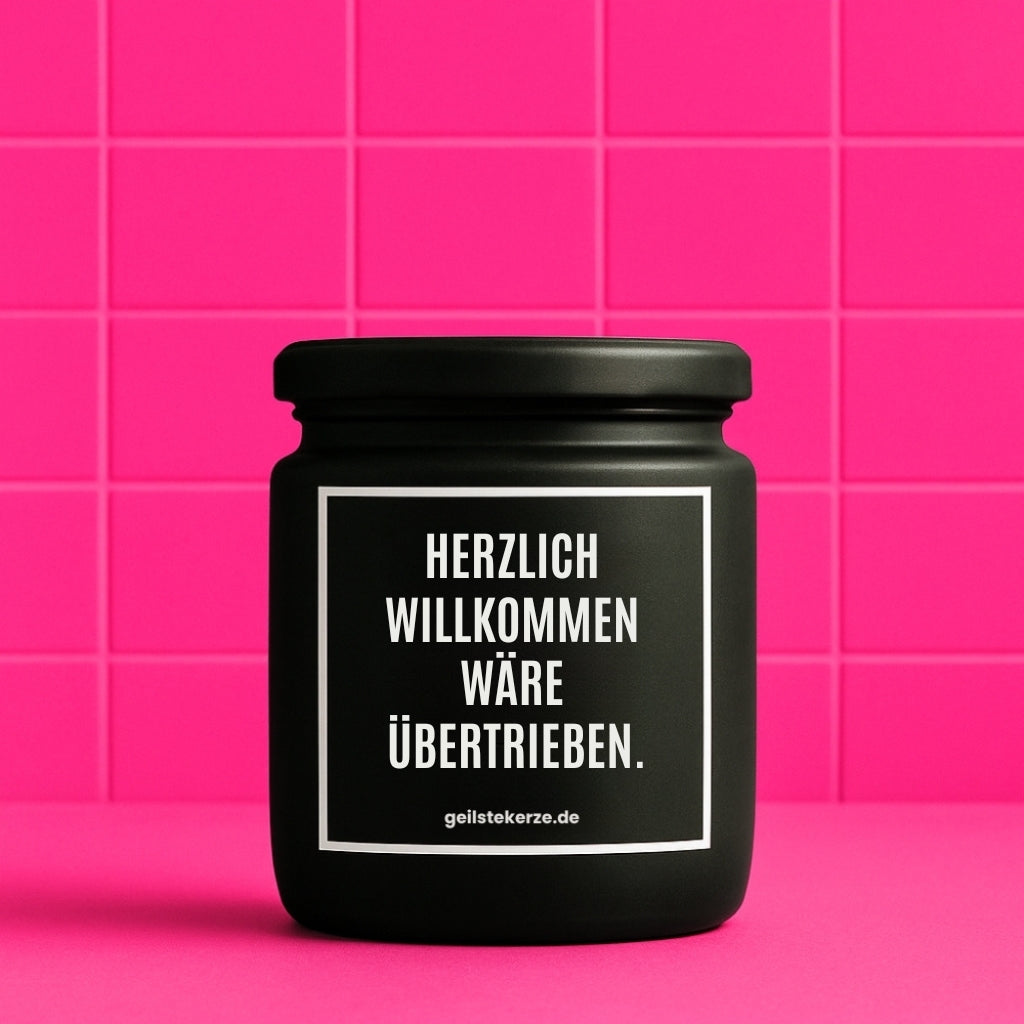 Erste von künstlicher Intelligenz kreierte Vegane Bio-Kerze mit Spruch – HERZLICH WILLKOMMEN WÄRE ÜBERTRIEBEN Mega lange Brenndauer von 80 Stunde, hochwertige ätherische Öle schaffen beste Duftverteilung. Mit 1400 lustigen Sprüchen perfekt zum Verschenken. Handgemacht in Deutschland von geilstekerze.de -Die beste Duftkerze die du kaufen kannst.