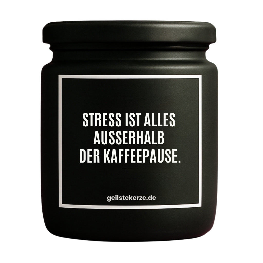 Erste von künstlicher Intelligenz kreierte Vegane Bio-Kerze mit Spruch – STRESS IST ALLES, AUSSERHALB DER KAFFEEPAUSE. Mega lange Brenndauer von 80 Stunde, hochwertige ätherische Öle schaffen beste Duftverteilung. Mit 1400 lustigen Sprüchen perfekt zum Verschenken. Handgemacht in Deutschland von geilstekerze.de -Die beste Duftkerze die du kaufen kannst.