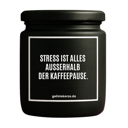 Erste von künstlicher Intelligenz kreierte Vegane Bio-Kerze mit Spruch – STRESS IST ALLES, AUSSERHALB DER KAFFEEPAUSE. Mega lange Brenndauer von 80 Stunde, hochwertige ätherische Öle schaffen beste Duftverteilung. Mit 1400 lustigen Sprüchen perfekt zum Verschenken. Handgemacht in Deutschland von geilstekerze.de -Die beste Duftkerze die du kaufen kannst.