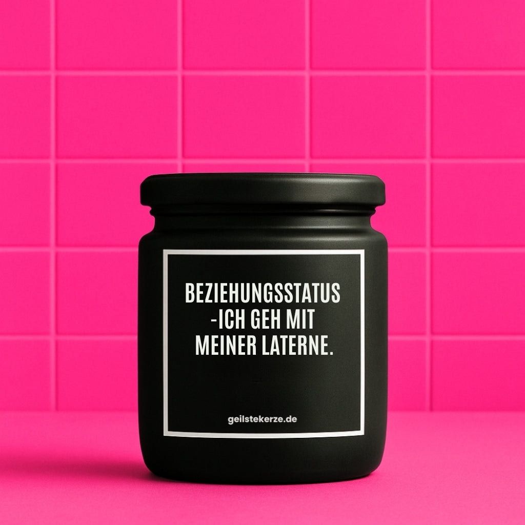 Erste von künstlicher Intelligenz kreierte Vegane Bio-Kerze mit Spruch – BEZIEHUNGSSTATUS -ICH GEH MIT MEINER LATERNE. Mega lange Brenndauer von 80 Stunde, hochwertige ätherische Öle schaffen beste Duftverteilung. Mit 1400 lustigen Sprüchen perfekt zum Verschenken. Handgemacht in Deutschland von geilstekerze.de -Die beste Duftkerze die du kaufen kannst.